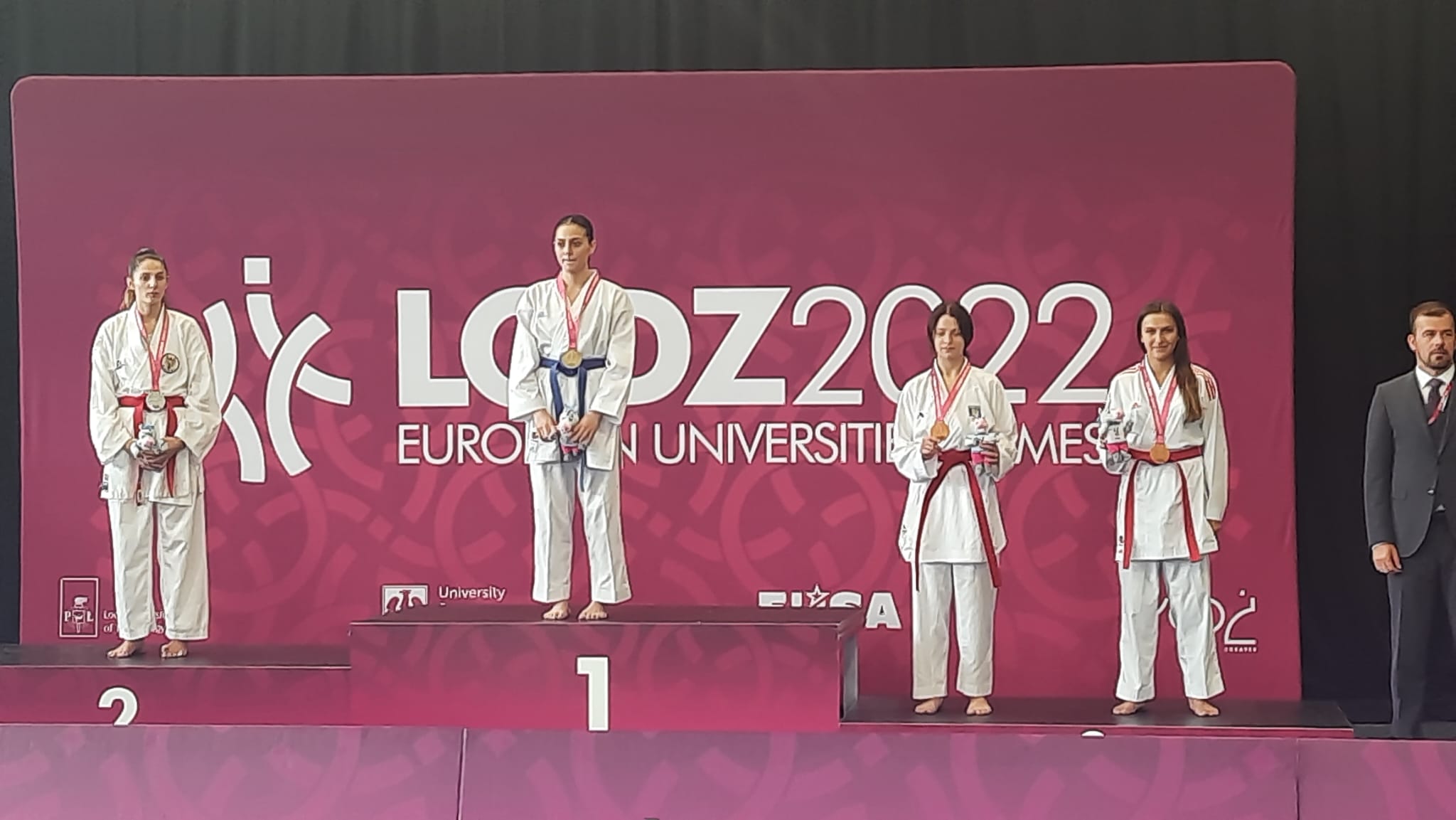 Karate -61 kg. Kumite dalında altın madalya kazanan sporcumuz Aysima Karakaya.jpg (156 KB)