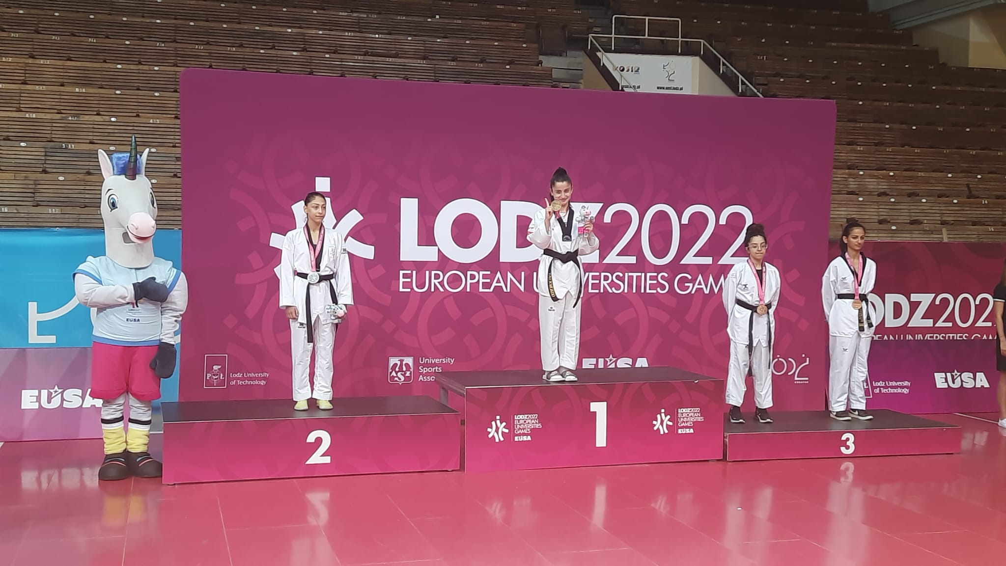 Taekwondo -46 kg. Kyorugi dalında altın madalya alan  sporcumuz Seher Şen.jpg (223 KB)